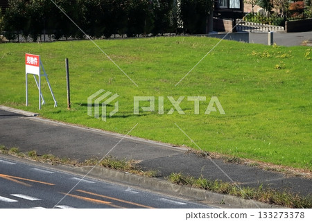一張空地照片,上面掛著出售標誌。 一張空地照片,上面掛著出售標誌。 133273378