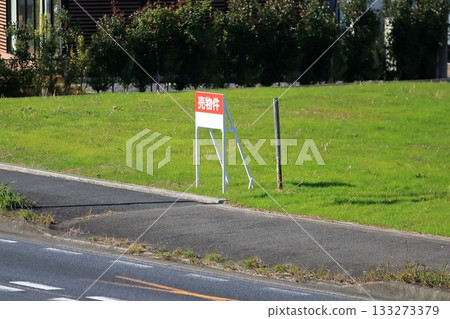 Image of a vacant lot with a for sale sign 133273379