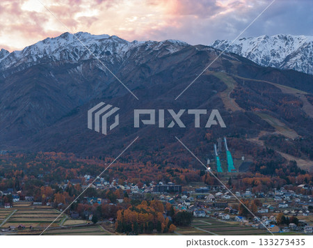 長野縣白馬村，白馬山和唐松山美麗的深秋日落日（無人機空拍） 133273435