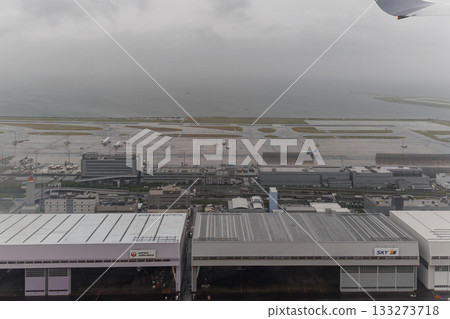 起飛後不久，羽田機場下雨了。 133273718