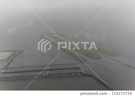 起飛後不久,羽田機場下雨了。 起飛後不久,羽田機場下雨了。 133273719