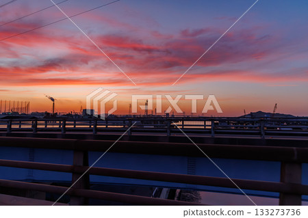 夕陽下的瀨戶大橋(香川縣坂出市) 夕陽下的瀨戶大橋(香川縣坂出市) 133273736