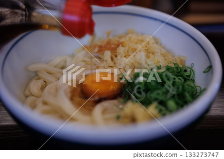 Pouring dashi soy sauce over kamaage udon (Sanuki udon) Pouring dashi soy sauce over kamaage udon (Sanuki udon) 133273747