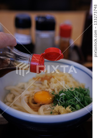 Pouring dashi soy sauce over kamaage udon (Sanuki udon) Pouring dashi soy sauce over kamaage udon (Sanuki udon) 133273748