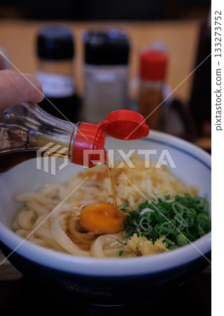 Kamaage udon (Sanuki udon) eaten with dashi soup 133273752