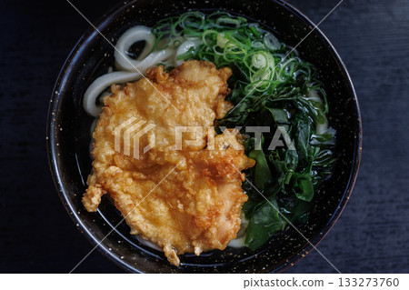 香川縣的海帶烏龍麵佐鳴門海帶和雞肉天婦羅 133273760