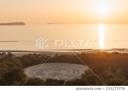Zenigata Sand Art at Sunset as Seen from Zenigata Observatory (Kanonji City, Kagawa Prefecture) 133273776