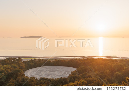 夕陽與錢形沙畫(香川縣觀音市) 夕陽與錢形沙畫(香川縣觀音市) 133273782