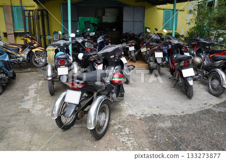 入口處隨意停放一輛自行車 133273877