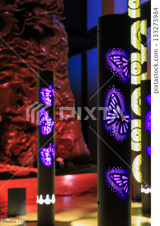 A fantastic bamboo lantern illumination illuminates the wooden dragon carving at Ryutaiji Temple in Seki City, Gifu Prefecture. 133273984