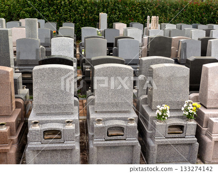 墓地裡整齊排列著墓碑 133274142