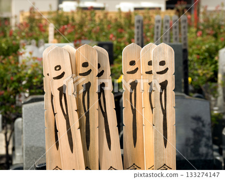 墓地裡整齊排列著墓碑 133274147