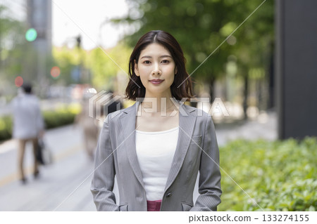 一位三十多歲的女商人微笑著看著相機 一位三十多歲的女商人微笑著看著相機 133274155