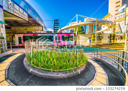 日本東京城市景觀:電車和坡道駛離大塚站前站。大塚站位於背景。 (縮時攝影) 日本東京城市景觀:電車和坡道駛離大塚站前站。大塚站位於背景。 (縮時攝影) 133274259