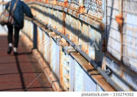 十字路口的行人天橋 133274302