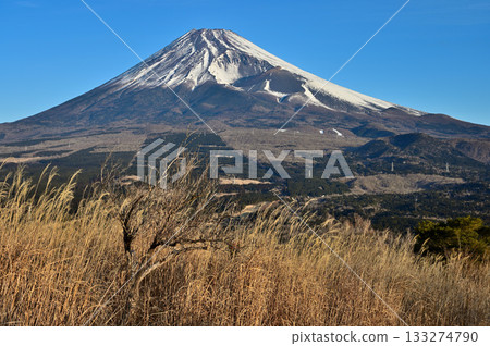 Mount Echizen in the Ashitaka Mountains, the mountains illuminated by the morning sun and Mount Fuji 133274790