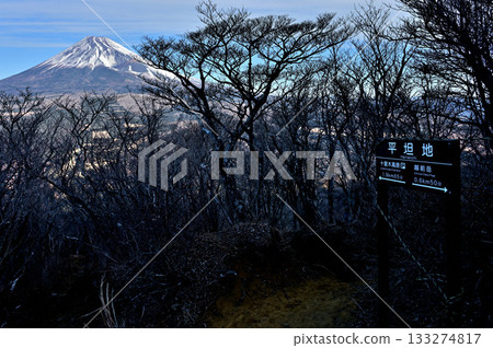 Mount Echizen in the Aitaka Mountains, Mount Fuji seen from the flat ground Mount Echizen in the Aitaka Mountains, Mount Fuji seen from the flat ground 133274817