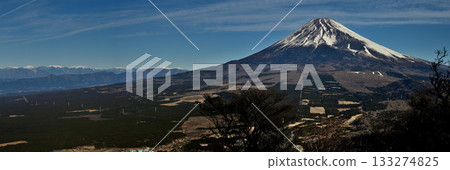 這張全景照片拍攝於隆冬時節,地點是阿席達卡山脈的越前山,展現了富士山和南阿爾卑斯山的壯麗景色。 這張全景照片拍攝於隆冬時節,地點是阿席達卡山脈的越前山,展現了富士山和南阿爾卑斯山的壯麗景色。 133274825