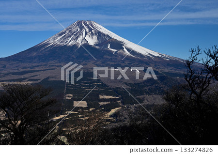 從阿席達卡山脈的越前山眺望富士山和寶永火山口 從阿席達卡山脈的越前山眺望富士山和寶永火山口 133274826