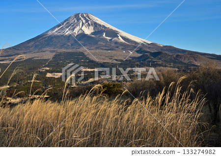 明日高山脈的越前山，晨曦照耀下的群山，以及富士山。 133274982