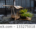 屋簷下的籃子和鮮花 133275018