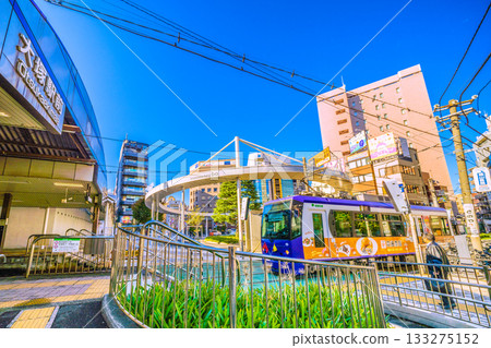 日本東京城市景觀：電車和坡道駛入大塚站前站。背景為大塚站（10）。 133275152