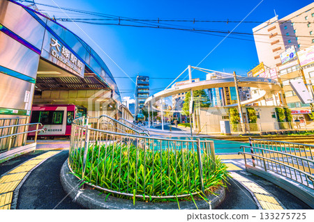 日本東京城市景觀：大塚站前站、電車和斜坡的景色。 JR大塚站位於背景。 133275725