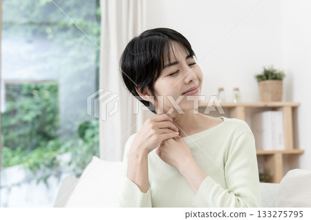 女人按摩頸部 - 胸鎖乳突肌按摩法 - 瘦臉按摩 133275795