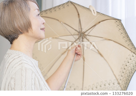 夏天，一位老婦人撐著陽傘 133276020