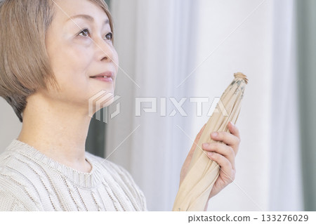 夏天，一位老婦人撐著陽傘 133276029