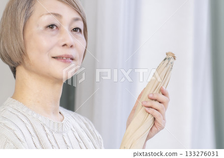 夏天，一位老婦人撐著陽傘 133276031