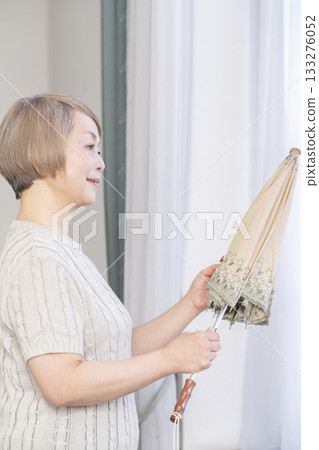 夏天,一位老婦人撐著陽傘 夏天,一位老婦人撐著陽傘 133276052