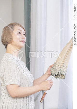 夏天,一位老婦人撐著陽傘 夏天,一位老婦人撐著陽傘 133276053