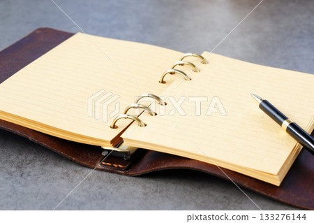 某人打開環形筆記本進行辦公桌工作的圖像 某人打開環形筆記本進行辦公桌工作的圖像 133276144