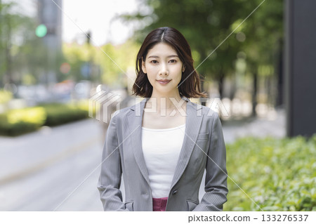 一位三十多歲的女商人微笑著看著相機 133276537