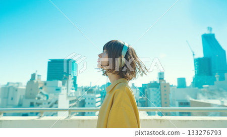 一個女人在屋頂上聽音樂 133276793