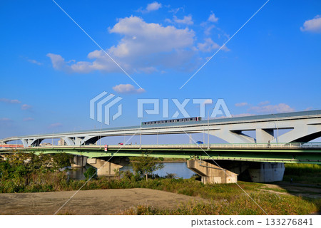 從荒川河岸眺望 Toneri Liner 號列車荻大橋 133276841