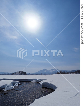 三月的里磐梯山日原湖，積雪開始融化，湖面露出。陽光灑在白雪皚皚的磐梯山上，映襯著飛機尾跡，構成了一幅令人嘆為觀止的景象。 133276921