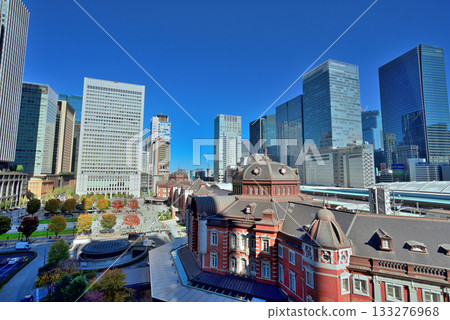 天空下的東京車站和丸之內商業區 133276968