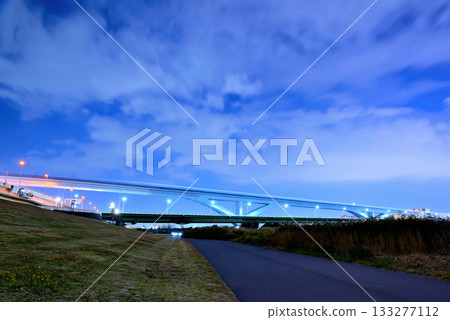 Night view of the Toneri Liner and Ogi Ohashi Bridge from the Arakawa River bank 133277112