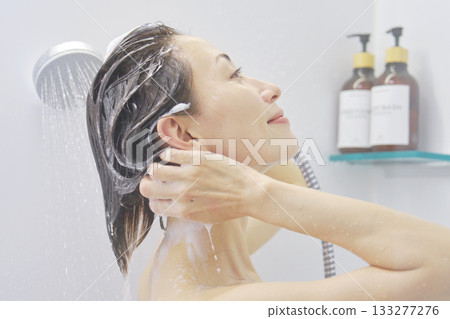 女人在淋浴間沖洗頭髮 133277276