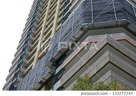 正在維修的塔樓公寓大樓 133277347