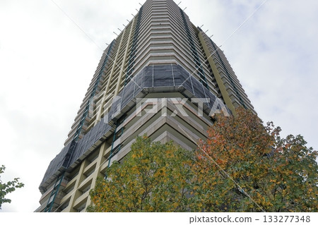 正在維修的塔樓公寓大樓 133277348