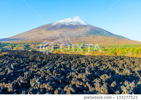 Snow and autumn leaves of Mt. Iwate seen from the Yakehashiri lava flow in autumn, Hachimantai City, Iwate Prefecture Snow and autumn leaves of Mt. Iwate seen from the Yakehashiri lava flow in autumn, Hachimantai City, Iwate Prefecture 133277525