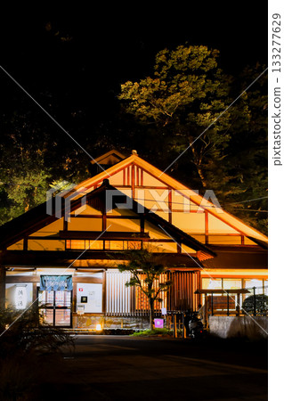 城崎溫泉 Konoyu Konoyu 夜晚，寧靜的溫泉小鎮燈火通明，景色宜人。 133277629