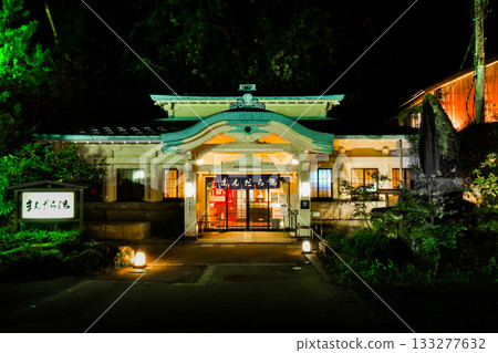 城崎溫泉萬田湯 - 夜景：燈光璀璨，靜謐的溫泉小鎮盡收眼底 133277632