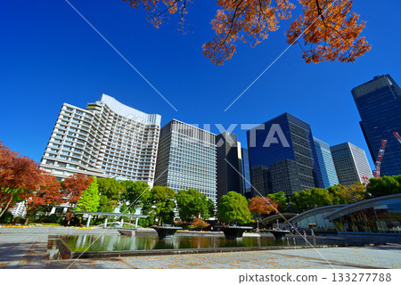 Wadakura Fountain Park and buildings under the blue sky Wadakura Fountain Park and buildings under the blue sky 133277788