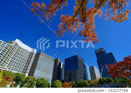 Wadakura Fountain Park and buildings under the blue sky Wadakura Fountain Park and buildings under the blue sky 133277789