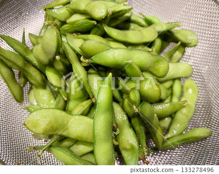 Salt-boiled edamame: Fresh, in-season edamame simply boiled in salt water. Salt-boiled edamame: Fresh, in-season edamame simply boiled in salt water. 133278496