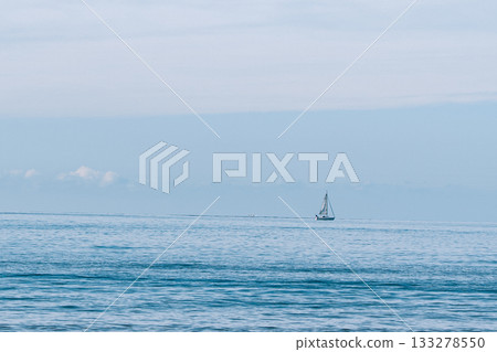 漂浮在地平線上的遊艇 133278550